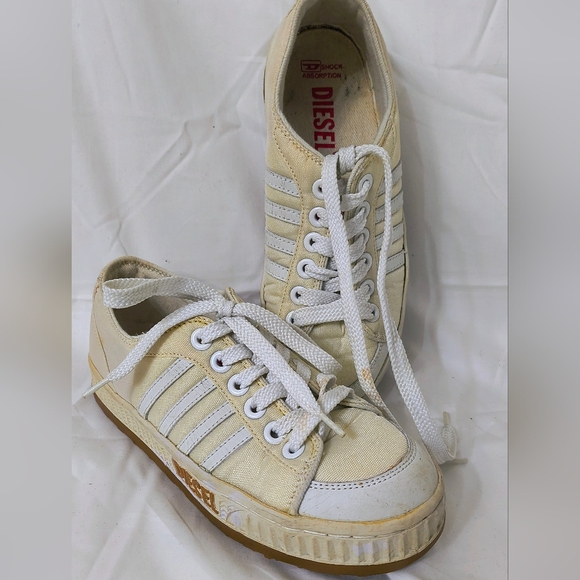 Diesel Pet Low-top Canvas Sneakers - Picture 9 of 11